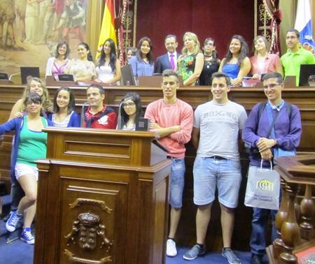 Los alumnos del IES Virgen de las Nieves con el presidente, Antonio Castro. Los alumnos del IES Virgen de las Nieves con el presidente, Antonio Castro.
