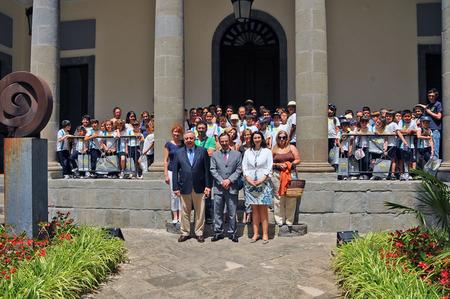 Todos los alumnos con el presidente del Parlamento, el vicepresidente de Aldeas Infantiles y los profesores.