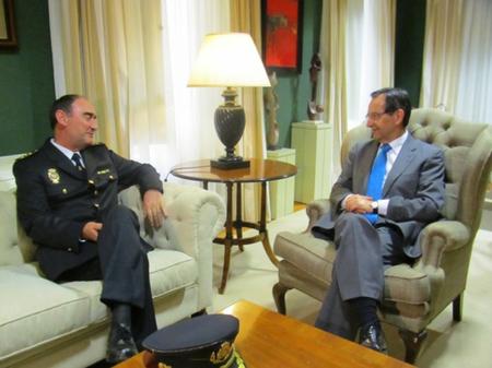 El presidente del Parlamento con el nuevo comisario jefe provincial del Cuerpo Nacional de Policía, José Antonio Rodríguez.