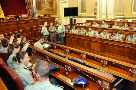 Los alumnos de la Academia con el presidentede del Parlamento. Los alumnos de la Academia con el presidentede del Parlamento.