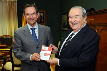El presidente del Parlamento, Antonio Castro, recibe de manos del Diputado del Común, Jerónimo Saavedra, el Informe de 2011.