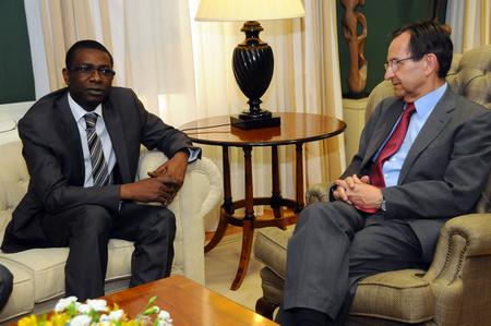 El presidente del Parlamento con el ministro senegalés.