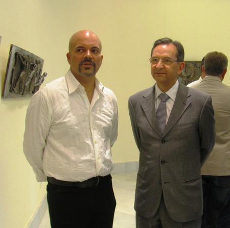 El presidente del Parlamento, Antonio Castro, con el artista José Ernesto Acosta.