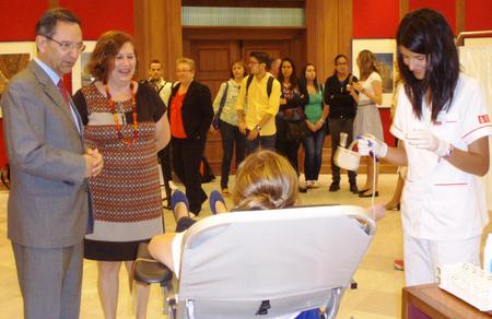 El presidente del Parlamento y la diputada María Luisa Zamora conversan con una de las donantes de sangre.