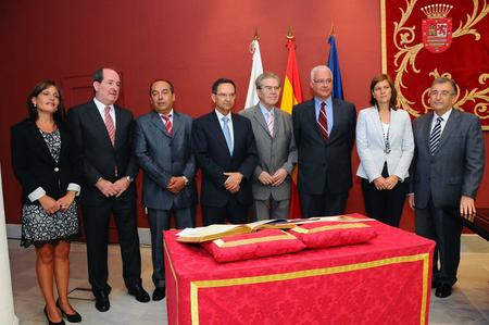 Los nuevos auditores de la Audiencia de Cuentas con la Mesa del Parlamento.