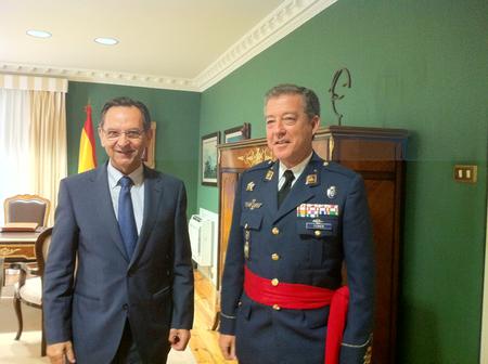 El presidente del Parlamento con el teniente general Eugenio Ferrer.