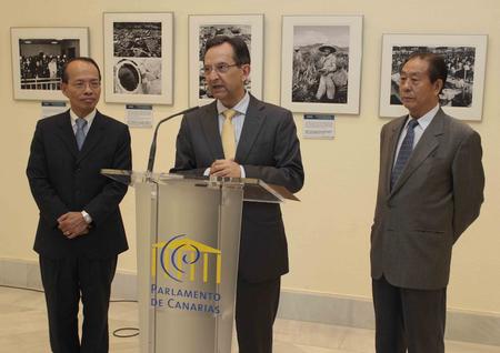El presidente del Parlamento, Antonio Castro, durante la inauguración de la exposición  “Cien años de la República de China (Taiwán)”, acompañado de Javier Ching-Shan Hou y Juan Lu Chai.