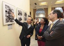 El representante de la República de China (Taiwán) en España, Javier Ching-Shan Hou realiza junto al presidente del Parlamento de Canarias un recorrido por la exposición.