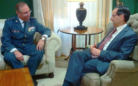 El presidente del Parlamento, Antonio Castro, con el general Sánchez Medina.