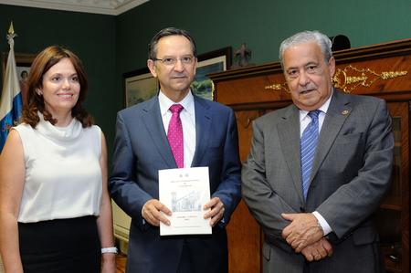 Entega de la Memoria del TSJC correspondiente al año 2011. Entega de la Memoria del TSJC correspondiente al año 2011.