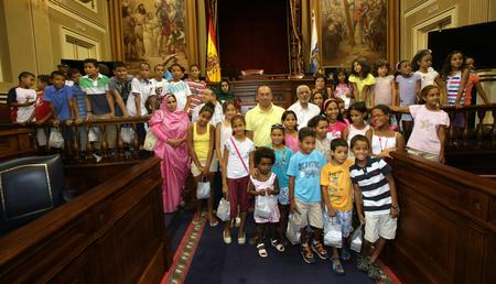 El vicepresidente primero, Julio Cruz, con los niños saharauis.