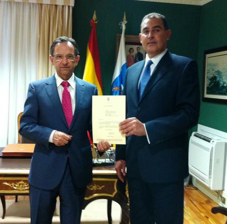 El presidente del Parlamento, Antonio Castro, con el esclavo mayor del Cristo de La Laguna.