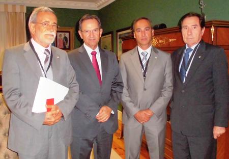 El presidente del Parlamento, Antonio Castro, con los representantes de la Cruz Roja en Canarias.