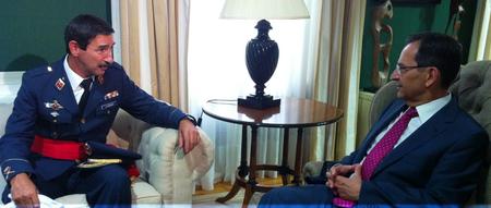 El presidente del Parlamento, Antonio Castro, con el segundo jefe del Mando Aéreo de Canarias, Francisco Javier Fernández.