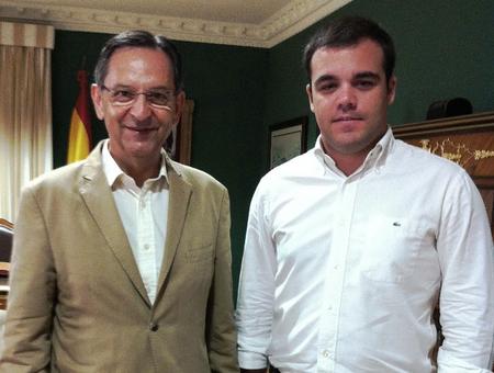 El presidente del Parlamento, Antonio Castro, con el máximo responsable de la Unión de Estudiantes de Canarias, Nestor García.
