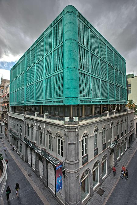 Fachada del edificio administrativo del Parlamento de Canarias situado en la calle Castillo de la capital tinerfeña.