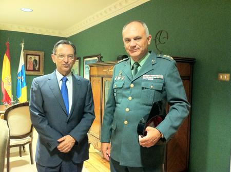 El presidente del Parlamento, Antonio Castro, con el coronel Ricardo Arranz.