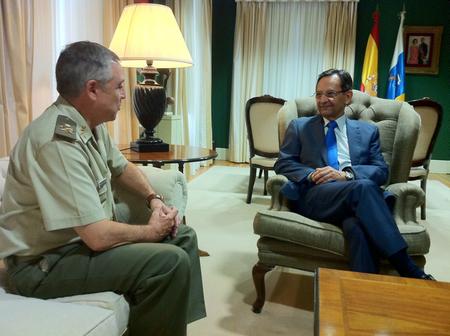 El presidente del Parlamento, Antonio Castro, y el nuevo jefe del Mando de Canarias.