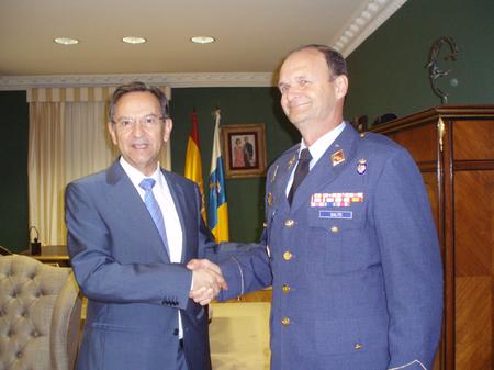 El presidente del Parlamento, Antonio Castro, y el Jefe del Mando Aéreo de Canarias.