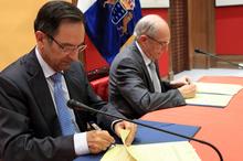 Firma del convenio marco entre el Parlamento de Canarias y la Universidad de La Laguna.