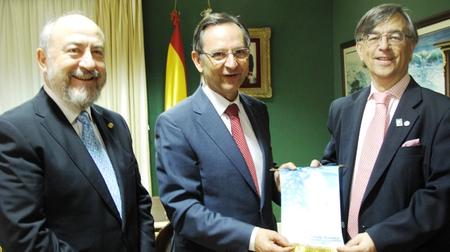Antonio Castro, con el gobernador del Rotary, José Ramón Echevarría, y su ayudante, Joaquín Sánchez.