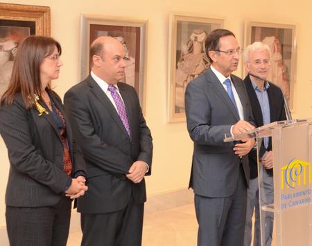 Antonio Castro en la inauguración de la exposición junto a la diputada Flora Marrero, el decano de Bellas Artes, Alfonso Ruiz, y el pintor, Miguel Arocha.