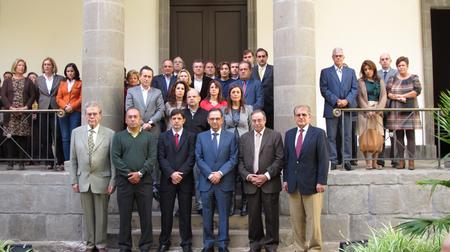 Fachada principal del Parlamento de Canarias durante el minuto de silencio.