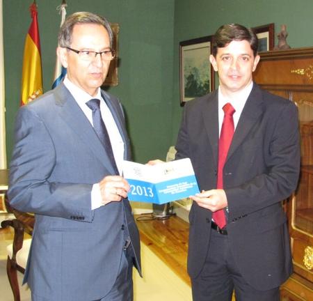 El presidente del Parlamento, Antonio Castro, con el consejero de Economía, Hacienda y Seguridad.