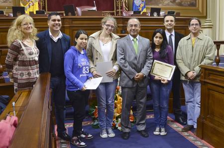 Ganadoras del concurso en el Salón de Plenos del Parlamento.