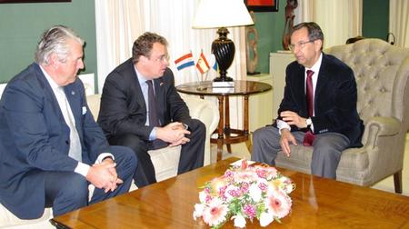 El presidente del Parlamento, Antonio Castro, con el ministro plenipotenciario de la Embajada de los Países Bajos en España.