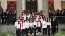 El presidente del Parlamento, Antonio Castro, con los coros del  Conservatorio Profesional de Música de Santa Cruz de Tenerife.