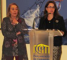 La diputado Flora Marrero con la pintora y grabadora, Gloria Díaz.