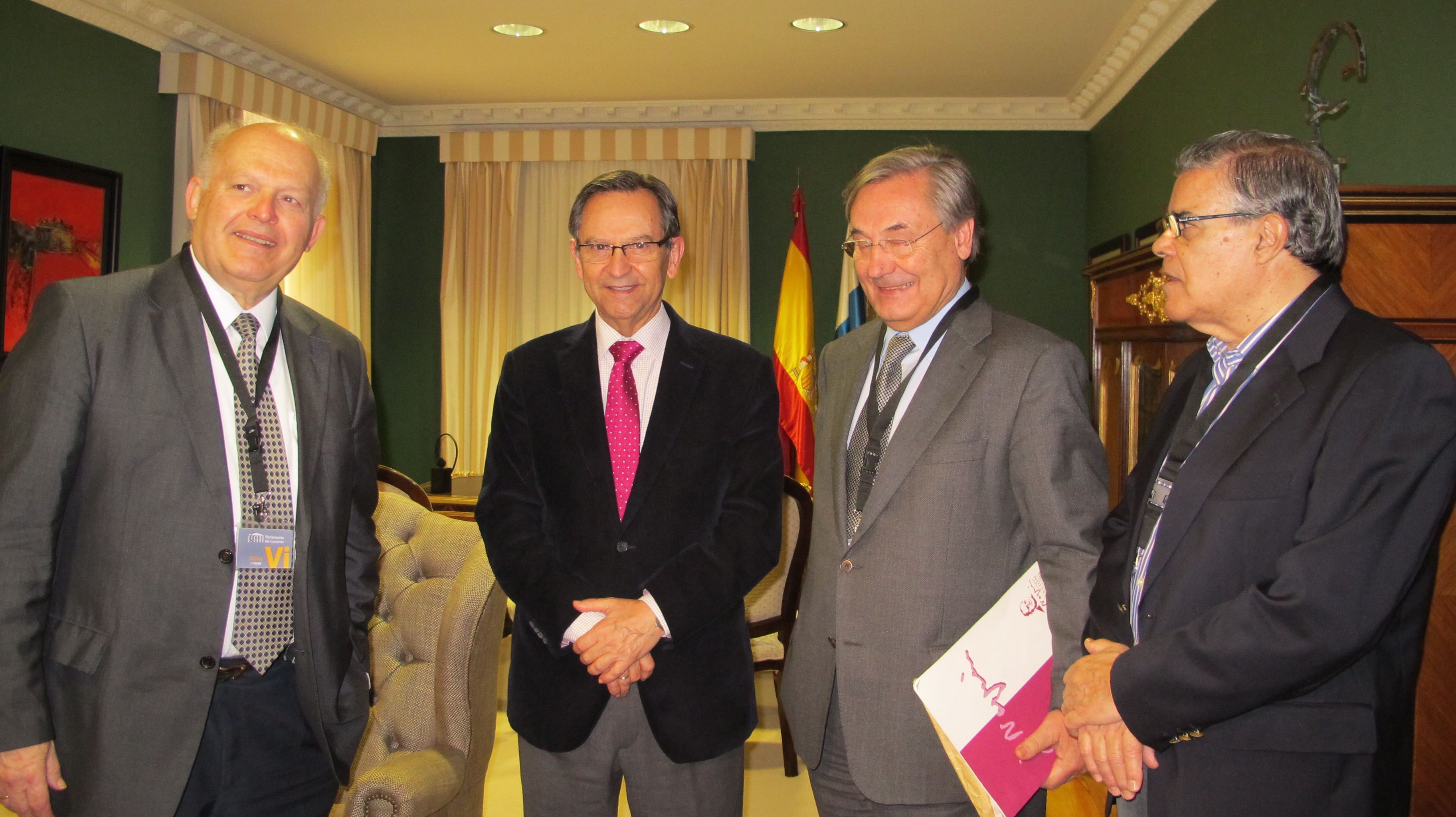 El presidente del Parlamento, Antonio Castro, con miembros del patronato de la Fundación Juan Negrín.