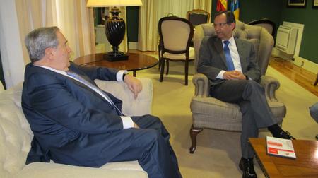 El presidente del Parlamento, Antonio Castro, con el Diputado del Común, Jerónimo Saavedra, durante la entrega del Informe de 2012.