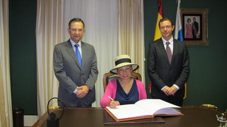 La embajadora de Ecuador, Aminta Buenaño, firmando en el Libro de Honor.