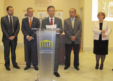 Antonio Castro inaugura la exposición sobre Viera y Clavijo.