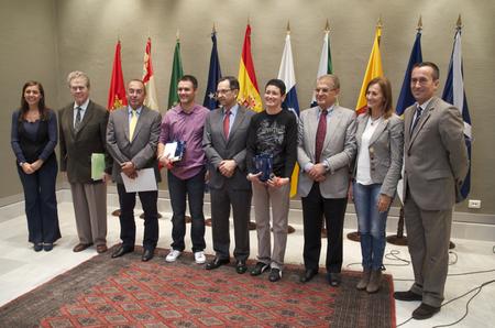 Los premiados acompañados por la Mesa del Parlamento y los representantes de los Grupos Parlamentarios.