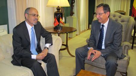 El presidente del Parlamento, Antonio Castro, con el embajador de Marruecos y el cónsul de ese país, en Canarias.