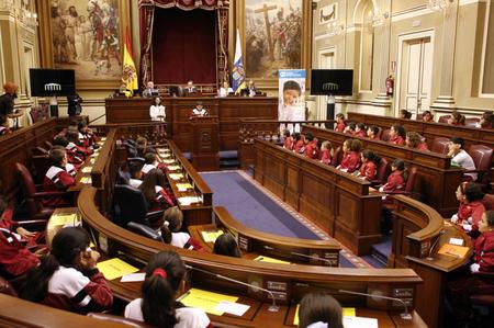 Pleno en el Parlamento de Canarias organizado por Aldes Infantiles SOS España (1).