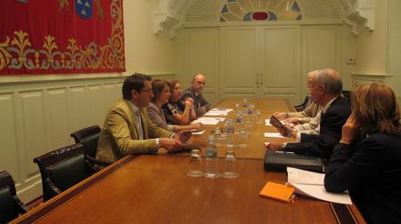 Los representantes de los Grupos Parlamentarios con miembros de la  