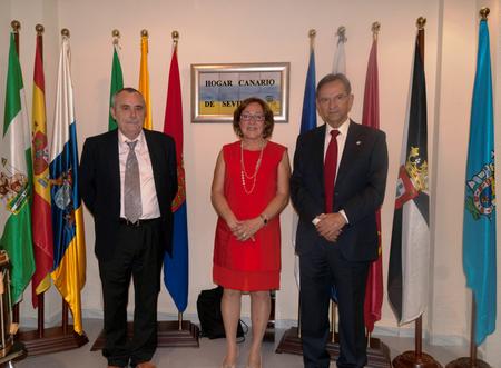 El  presidente del Parlamento, Antonio Castro, con el conferenciante y la presidenta del Hogar Canario de Sevilla.
