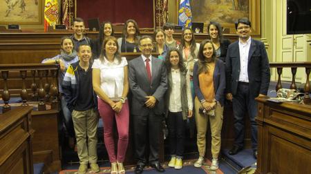 Los ganadores del concurso “100 años de los Cabildos, la mirada de los jóvenes” con el presidente del Parlamento, Antonio Castro. Los ganadores del concurso “100 años de los Cabildos, la mirada de los jóvenes” con el presidente del Parlamento, Antonio Castro.