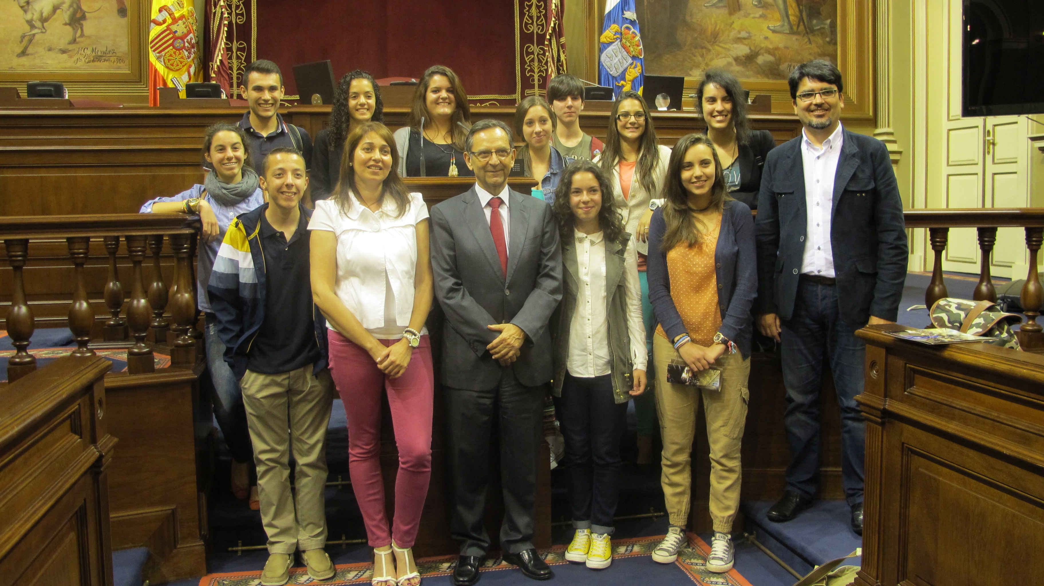 Los ganadores del concurso “100 años de los Cabildos, la mirada de los jóvenes” con el presidente del Parlamento, Antonio Castro.