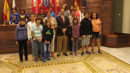 Los escolares con su profesora , el presidente del Parlamento, Antonio Castro, y la diputada Rita Gómez. Los escolares con su profesora , el presidente del Parlamento, Antonio Castro, y la diputada Rita Gómez.