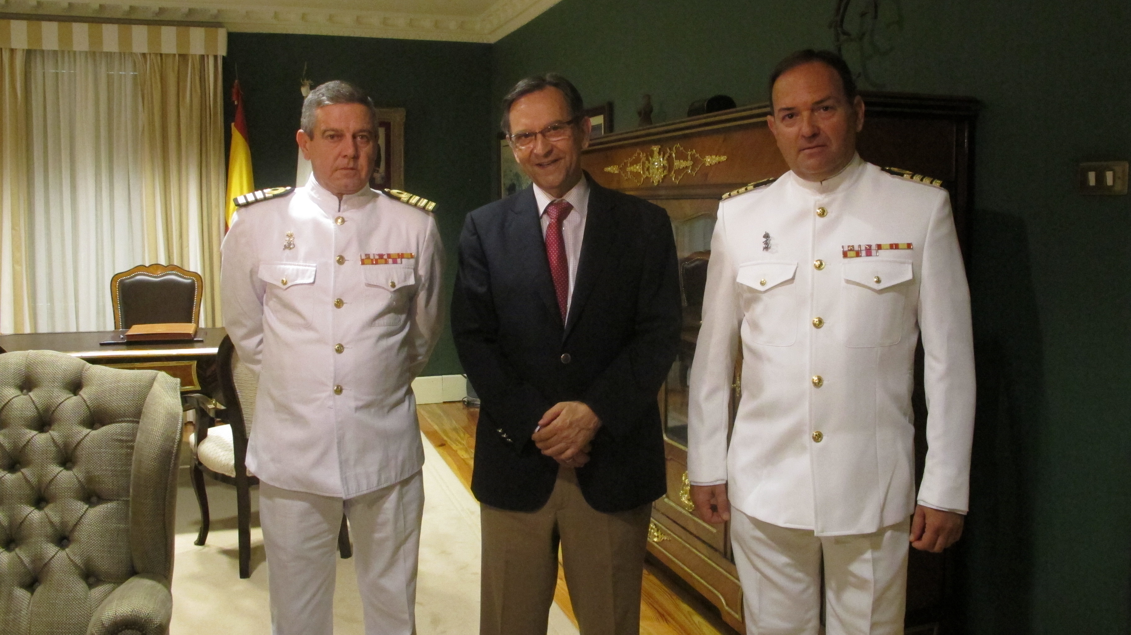 El presidente del Parlamente con los comandantes García Rebollo y Blas Romero.