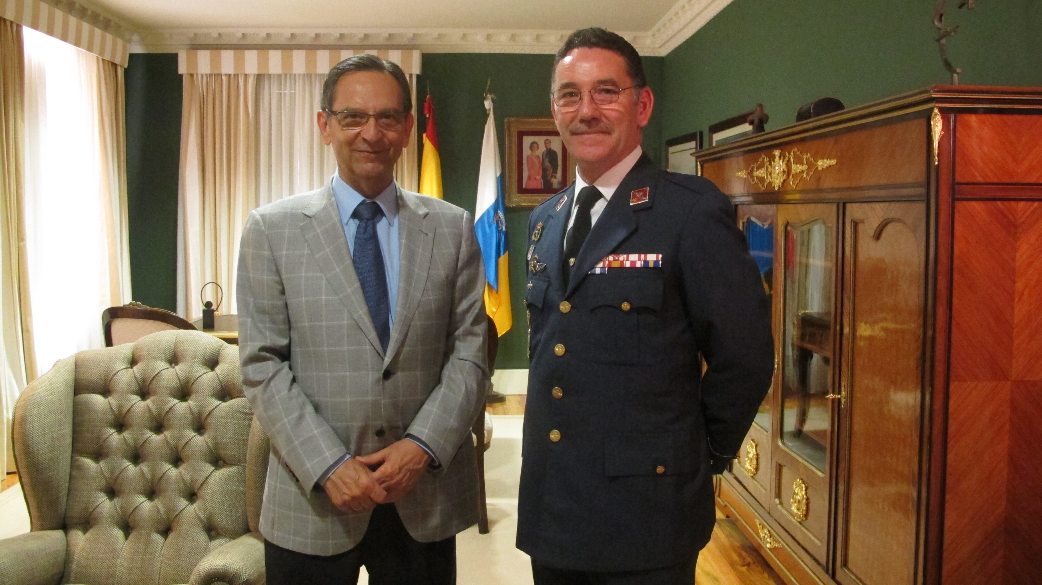 El presidente del Parlamento, Antonio Castro, con  el coronel Martín Pablo Marcos Seijas.