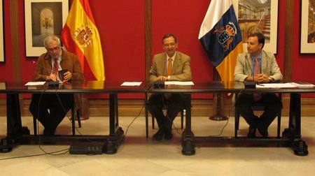 El presidente del Parlamento, Antonio Castro, con los letrados, Manuel Aznar y José Ignacio Navarro en la presentación del libro 