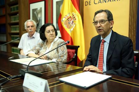 Firma del convenio marco entre el Parlamento de Canarias y la Real Academia de Bellas Artes.