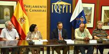 Firma del convenio marco entre el Parlamento de Canarias y la Real Academia de Bellas Artes.
