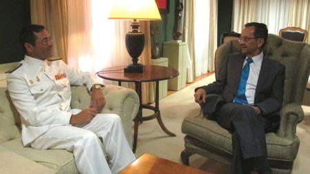 El presidente del Parlamento, Antonio Castro, con  el nuevo jefe del Mando Naval de Canarias, Manuel de la Puente.